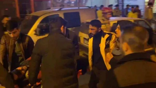 Otomobilin kayarak park halindeki bir araca çarptığı kaza kamerada