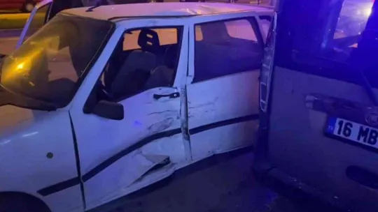 Otomobilin kayarak park halindeki bir araca çarptığı kaza kamerada