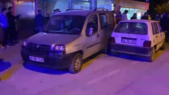 Otomobilin kayarak park halindeki bir araca çarptığı kaza kamerada