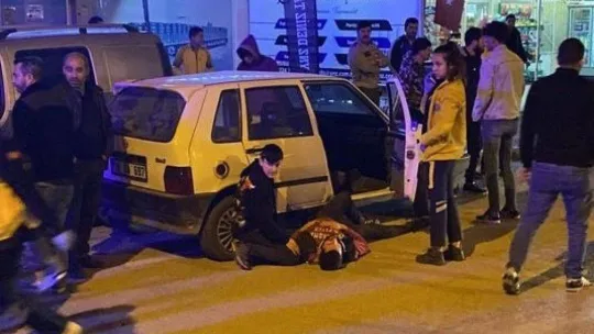 Otomobilin kayarak park halindeki bir araca çarptığı kaza kamerada