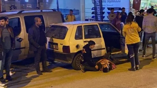 Otomobilin kayarak park halindeki bir araca çarptığı kaza kamerada