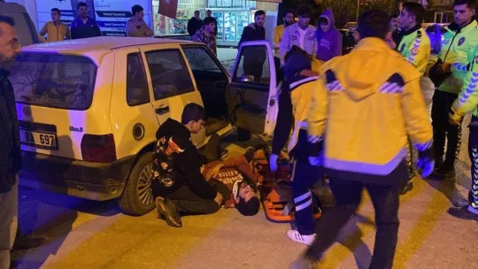 Otomobilin kayarak park halindeki bir araca çarptığı kaza kamerada