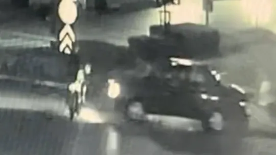 Otomobilin motosiklete çarptığı an kamerada