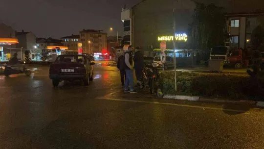 Otomobilin motosiklete çarptığı an kamerada