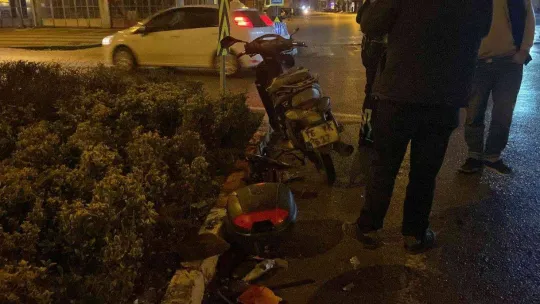 Otomobilin motosiklete çarptığı an kamerada