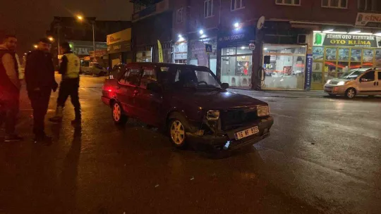 Otomobilin motosiklete çarptığı an kamerada