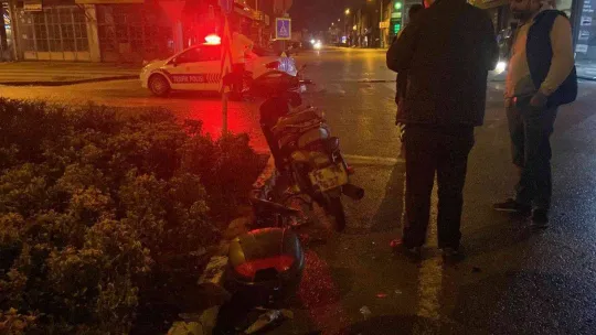 Otomobilin motosiklete çarptığı an kamerada