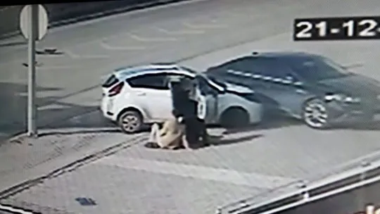 Otomobilin tabelaları devirip, park halindeki araca çarptığı anlar kamerada