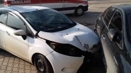 Otomobilin tabelaları devirip, park halindeki araca çarptığı anlar kamerada
