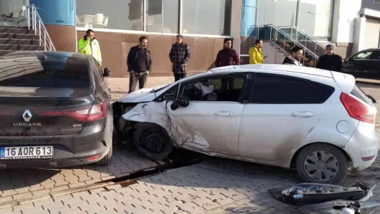 Otomobilin tabelaları devirip, park halindeki araca çarptığı anlar kamerada