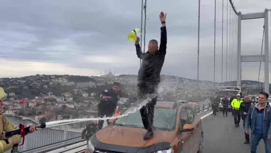 Otomobilin üzerine çıkıp benzin döken şahsa itfaiyeciden 'su sıkma' müdahalesi