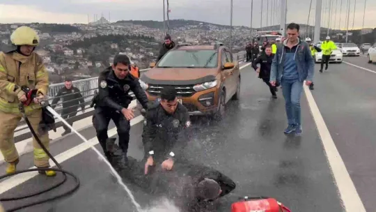 Otomobilin üzerine çıkıp benzin döken şahsa itfaiyeciden 'su sıkma' müdahalesi