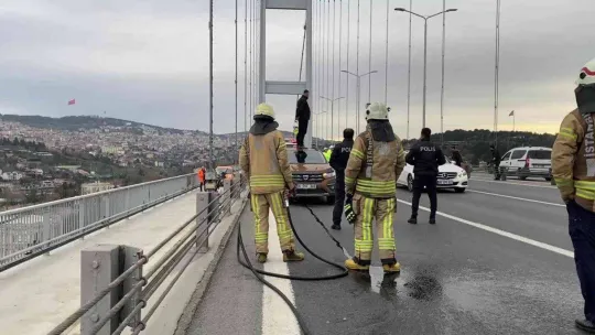 Otomobilin üzerine çıkıp benzin döken şahsa itfaiyeciden 'su sıkma' müdahalesi