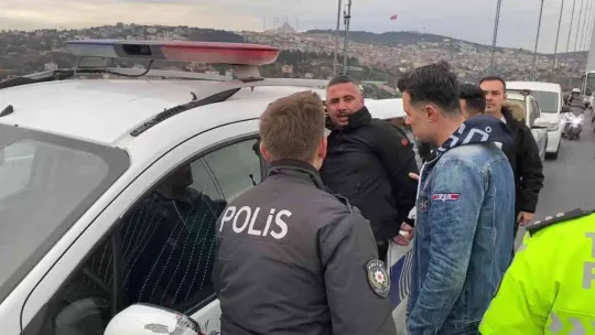 Otomobilin üzerine çıkıp benzin döken şahsa itfaiyeciden 'su sıkma' müdahalesi