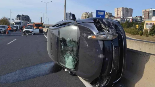 Otomobilin yan yattığı kaza kamerada