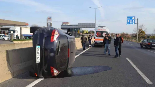 Otomobilin yan yattığı kaza kamerada