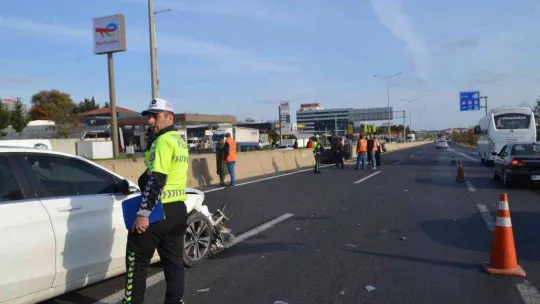 Otomobilin yan yattığı kaza kamerada