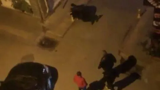 Otomobiline çarpan taksi sürücüsünü dövdü