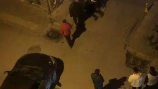 Otomobiline çarpan taksi sürücüsünü dövdü