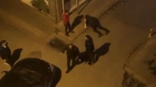 Otomobiline çarpan taksi sürücüsünü dövdü