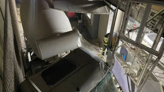 Otomobille çarpışan beton mikseri 10 metre yükseklikteki köprüden uçtu: 3 yaralı