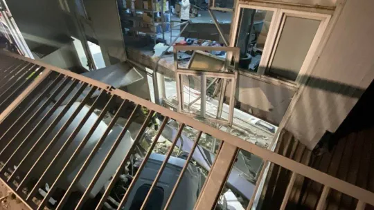 Otomobille çarpışan beton mikseri 10 metre yükseklikteki köprüden uçtu: 3 yaralı