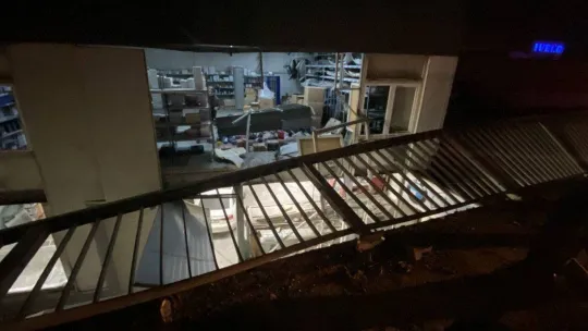 Otomobille çarpışan beton mikseri 10 metre yükseklikteki köprüden uçtu: 3 yaralı