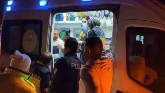 Otomobille çarpışan beton mikseri 10 metre yükseklikteki köprüden uçtu: 3 yaralı