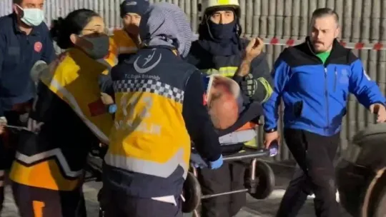 Otomobille çarpışan beton mikseri 10 metre yükseklikteki köprüden uçtu: 3 yaralı