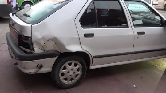 Otomobille çarpışan motosiklet sürücüsü ağır yaralandı