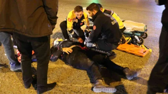 Otomobille motosikletlinin karıştığı kazada kurye yaralandı