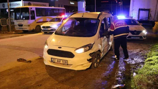 Otomobille motosikletlinin karıştığı kazada kurye yaralandı