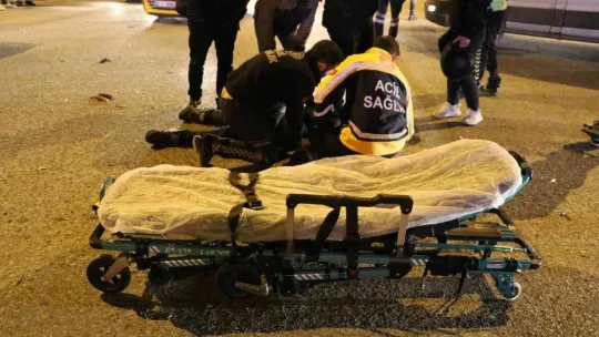Otomobille motosikletlinin karıştığı kazada kurye yaralandı