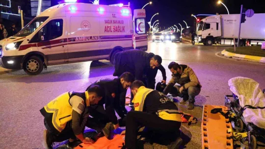 Otomobille motosikletlinin karıştığı kazada kurye yaralandı