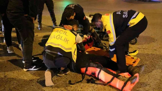 Otomobille motosikletlinin karıştığı kazada kurye yaralandı