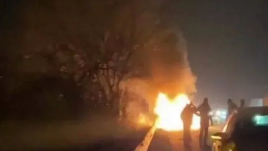 Otoyolda alevlere teslim oldu, içindeki koyun ve keçiler son anda kurtarıldı