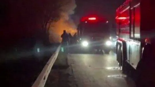 Otoyolda alevlere teslim oldu, içindeki koyun ve keçiler son anda kurtarıldı