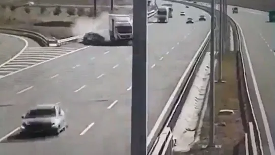 Otoyolda geri manevra yapan İBB aracının şoförü kazada hayatını kaybetti