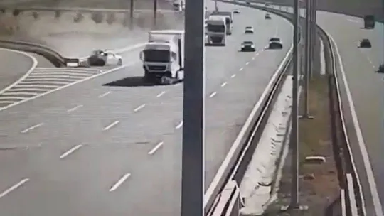 Otoyolda geri manevra yapan İBB aracının şoförü kazada hayatını kaybetti