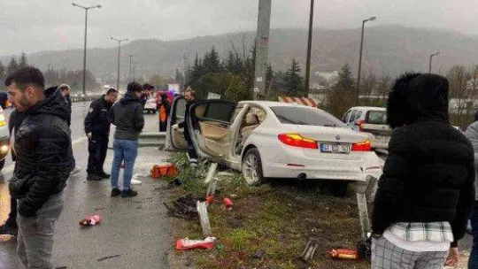Otoyolda korkutan kaza: Bariyerlere çarpan lüks otomobil alev aldı