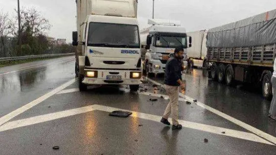 Otoyolda korkutan kaza: Bariyerlere çarpan lüks otomobil alev aldı