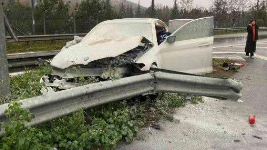 Otoyolda korkutan kaza: Bariyerlere çarpan lüks otomobil alev aldı