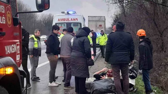 Otoyolda otomobil şarampole yuvarlandı: 3 yaralı