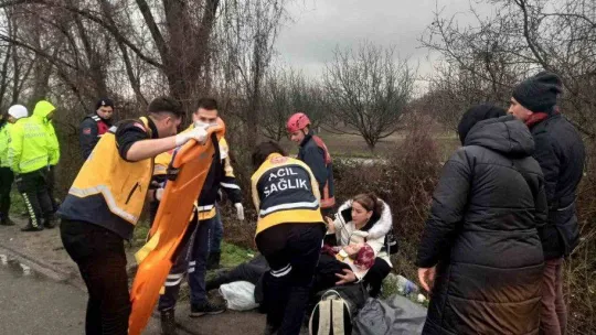 Otoyolda otomobil şarampole yuvarlandı: 3 yaralı