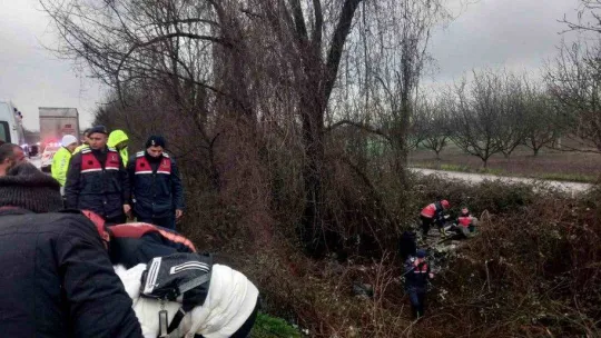 Otoyolda otomobil şarampole yuvarlandı: 3 yaralı