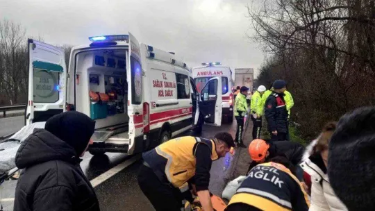 Otoyolda otomobil şarampole yuvarlandı: 3 yaralı