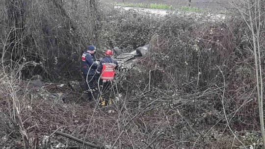 Otoyolda otomobil şarampole yuvarlandı: 3 yaralı