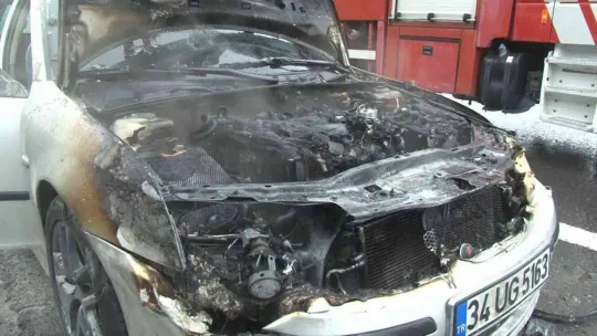 Otoyolda seyir halindeki otomobil alev aldı, o anlar kameraya yansıdı