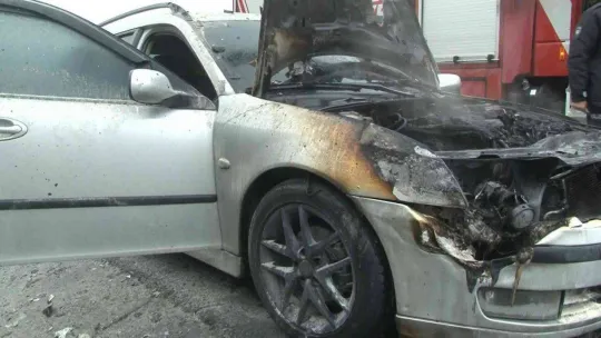 Otoyolda seyir halindeki otomobil alev aldı, o anlar kameraya yansıdı