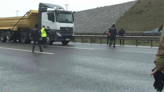 Otoyolda seyir halindeki otomobil alev aldı, o anlar kameraya yansıdı